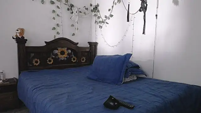 DominaLeona online show from July 2026 04:35:02 PM
