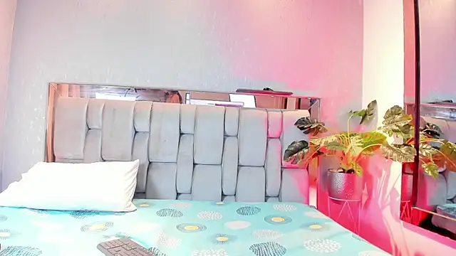 Snapshot of RoseTaylor__ chatting on February 2026 05:07:02 AM RoseTaylor online show from February 2026 05:07:02 AM