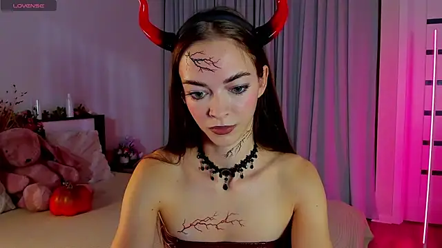 Undertheskin online show from October 2025 01:12:01 PM