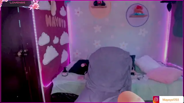 kiki cavilll online show from December 2025 02:45:02 PM