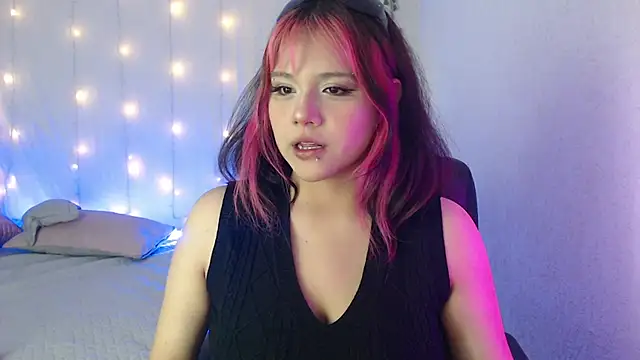 Snapshot of mixie_cute chatting on December 2024 11:06:02 PM mixie cute online show from December 2024 11:06:02 PM