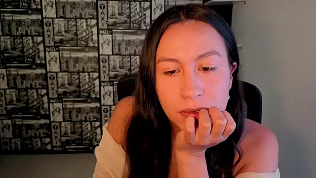 Snapshot of EmiGomez_ chatting on June 2026 11:10:01 PM EmiGomez online show from June 2026 11:10:01 PM