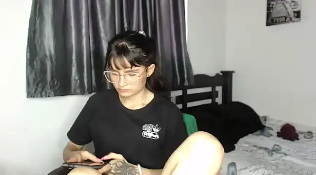 Snapshot of saritapretyy chatting on January 2025 09:33:01 PM saritapretyy online show from January 2025 09:33:01 PM