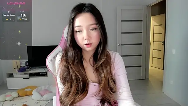 Snapshot of Fluffy_Rose chatting on May 2026 12:28:02 AM Fluffy Rose online show from May 2026 12:28:02 AM