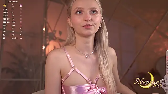 Snapshot of marylunamay chatting on June 2026 04:33:02 AM marylunamay online show from June 2026 04:33:02 AM