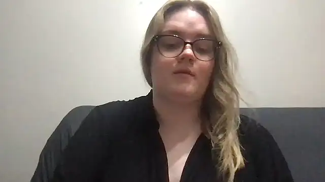 honeyyy24 online show from March 2026 05:07:02 PM