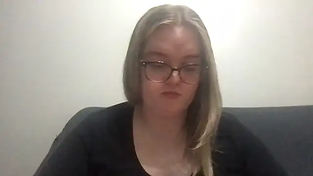 honeyyy24 online show from April 2026 09:37:01 PM