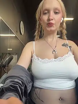 Snapshot of Milkyy_wway chatting on April 2026 06:22:02 AM Milkyy wway online show from April 2026 06:22:02 AM