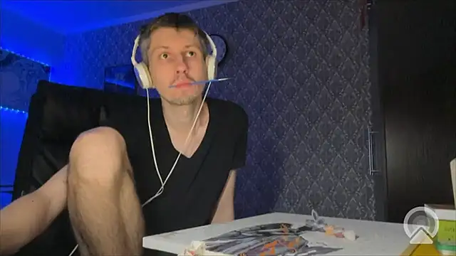 Aki-Laky online show from December 2025 08:37:02 PM