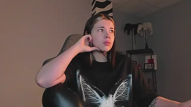 AliceSunday online show from November 2025 04:59:02 AM