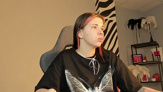 AliceSunday online show from December 2025 01:56:02 AM