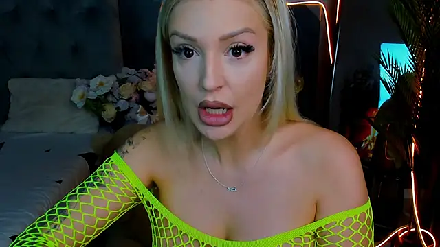 Snapshot of glossy_blondegirl chatting on September 2025 06:54:01 PM glossy blondegirl online show from September 2025 06:54:01 PM