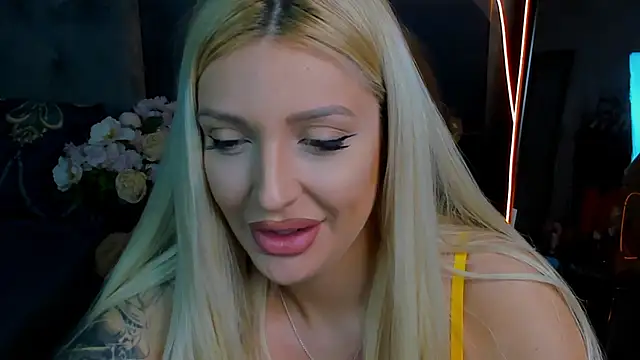 Snapshot of glossy_blondegirl chatting on October 2025 01:20:01 PM glossy blondegirl online show from October 2025 01:20:01 PM