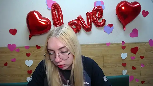 Snapshot of BeatriceFly chatting on March 2025 12:43:02 PM BeatriceFly online show from March 2025 12:43:02 PM