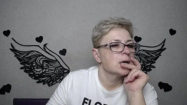 Snapshot of EmiliaGree chatting on March 2026 06:18:02 PM EmiliaGree online show from March 2026 06:18:02 PM