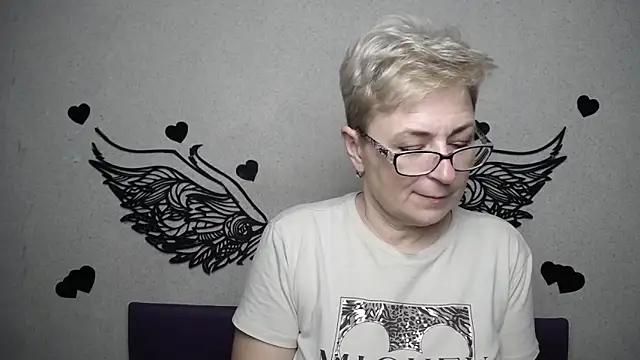 Snapshot of EmiliaGree chatting on April 2026 05:21:01 PM EmiliaGree online show from April 2026 05:21:01 PM