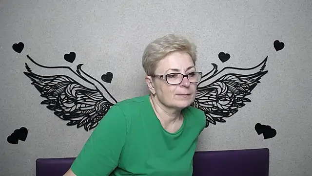 Snapshot of EmiliaGree chatting on April 2026 05:13:02 PM EmiliaGree online show from April 2026 05:13:02 PM