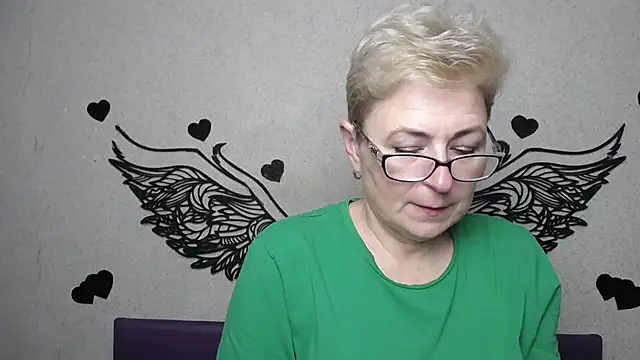 Snapshot of EmiliaGree chatting on April 2026 05:06:01 PM EmiliaGree online show from April 2026 05:06:01 PM