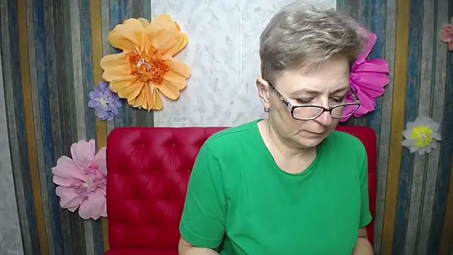 Snapshot of EmiliaGree chatting on April 2026 05:19:02 PM EmiliaGree online show from April 2026 05:19:02 PM