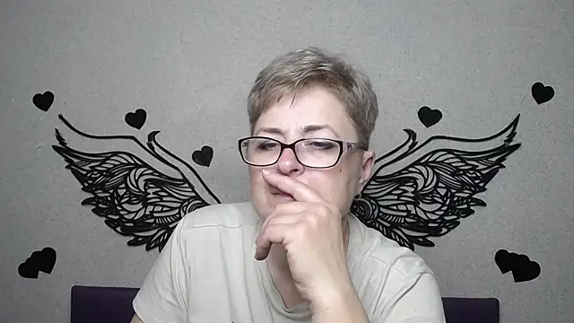 Snapshot of EmiliaGree chatting on April 2026 05:09:02 PM EmiliaGree online show from April 2026 05:09:02 PM