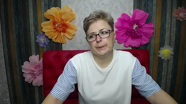 Snapshot of EmiliaGree chatting on April 2026 05:03:01 PM EmiliaGree online show from April 2026 05:03:01 PM