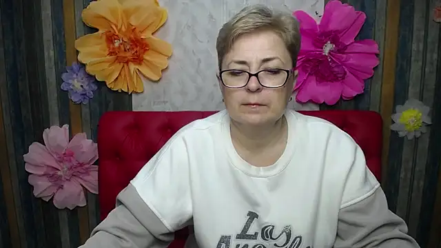 Snapshot of EmiliaGree chatting on April 2026 05:10:02 PM EmiliaGree online show from April 2026 05:10:02 PM