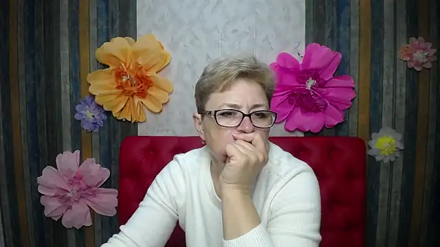 Snapshot of EmiliaGree chatting on April 2026 05:07:01 PM EmiliaGree online show from April 2026 05:07:01 PM