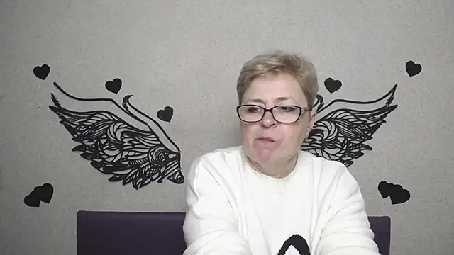 Snapshot of EmiliaGree chatting on April 2026 05:19:02 PM EmiliaGree online show from April 2026 05:19:02 PM