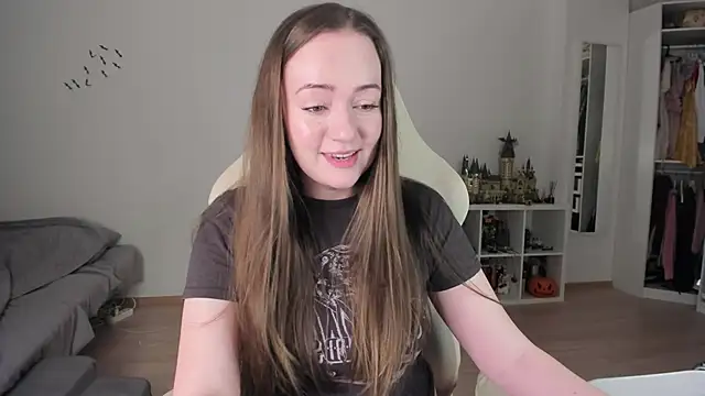 Snapshot of WalkingGirl chatting on November 2025 04:44:01 PM WalkingGirl online show from November 2025 04:44:01 PM