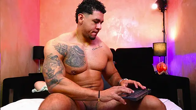 MassimoWalton2 online show from April 2026 02:18:02 PM