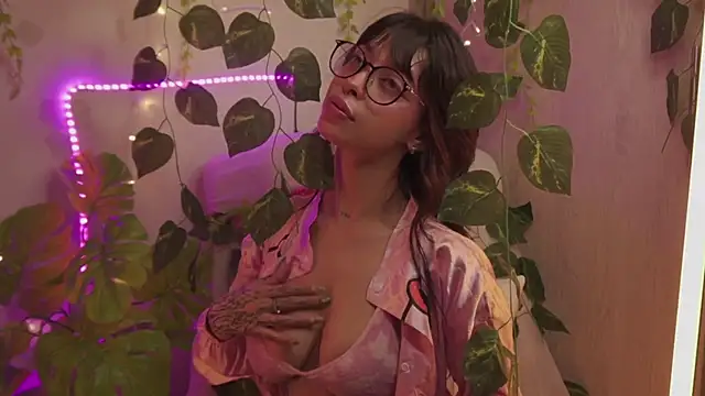 Snapshot of Kitty_arts chatting on December 2024 10:56:01 PM Kitty arts online show from December 2024 10:56:01 PM