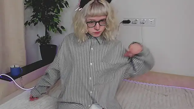 EdythElswick online show from April 2026 04:20:02 AM