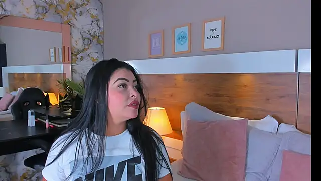 Snapshot of EmaBakker chatting on April 2026 05:43:02 AM EmaBakker online show from April 2026 05:43:02 AM