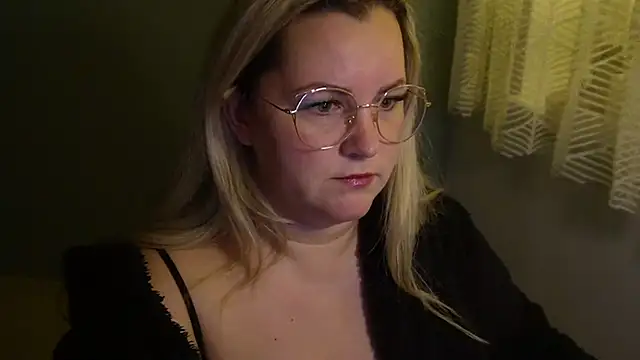 Snapshot of queenpeachi chatting on December 2024 05:52:01 PM queenpeachi online show from December 2024 05:52:01 PM