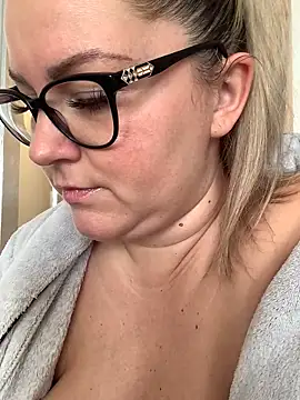 Snapshot of queenpeachi chatting on December 2024 09:14:02 AM queenpeachi online show from December 2024 09:14:02 AM