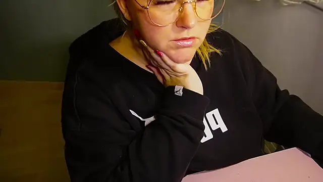 Snapshot of queenpeachi chatting on December 2024 05:21:01 PM queenpeachi online show from December 2024 05:21:01 PM