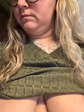 Snapshot of queenpeachi chatting on December 2024 06:30:02 AM queenpeachi online show from December 2024 06:30:02 AM