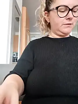 Snapshot of queenpeachi chatting on December 2024 08:32:02 AM queenpeachi online show from December 2024 08:32:02 AM