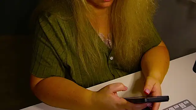 Snapshot of queenpeachi chatting on January 2025 08:03:02 PM queenpeachi online show from January 2025 08:03:02 PM