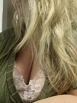 Snapshot of queenpeachi chatting on January 2025 04:26:01 AM queenpeachi online show from January 2025 04:26:01 AM