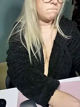 Snapshot of queenpeachi chatting on January 2025 03:43:01 PM queenpeachi online show from January 2025 03:43:01 PM