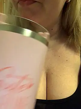 Snapshot of queenpeachi chatting on January 2025 05:22:01 AM queenpeachi online show from January 2025 05:22:01 AM