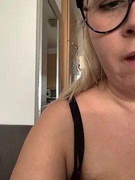 Snapshot of queenpeachi chatting on January 2025 01:59:02 PM queenpeachi online show from January 2025 01:59:02 PM