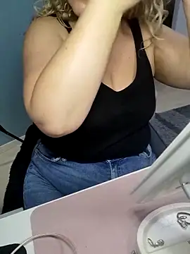 Snapshot of queenpeachi chatting on February 2025 04:54:01 AM queenpeachi online show from February 2025 04:54:01 AM