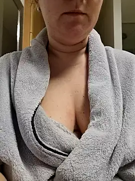 Snapshot of queenpeachi chatting on February 2025 05:51:02 AM queenpeachi online show from February 2025 05:51:02 AM