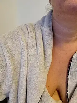 Snapshot of queenpeachi chatting on October 2025 06:24:02 AM queenpeachi online show from October 2025 06:24:02 AM