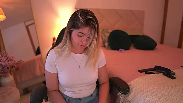 Lau Bee online show from November 2025 07:13:01 PM