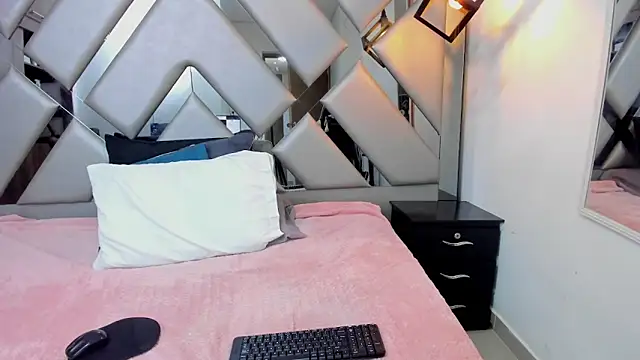 Nahomi-Hill online show from March 2026 01:44:01 AM