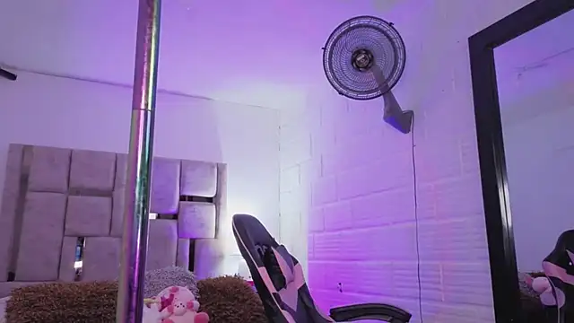 Snapshot of BonnieAnderson_ chatting on November 2025 09:58:01 PM BonnieAnderson online show from November 2025 09:58:01 PM