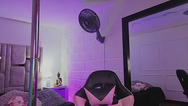 Snapshot of BonnieAnderson_ chatting on December 2025 08:36:02 PM BonnieAnderson online show from December 2025 08:36:02 PM